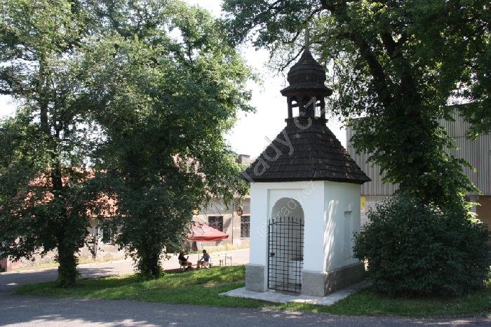 návesní kaplička (zvonička)