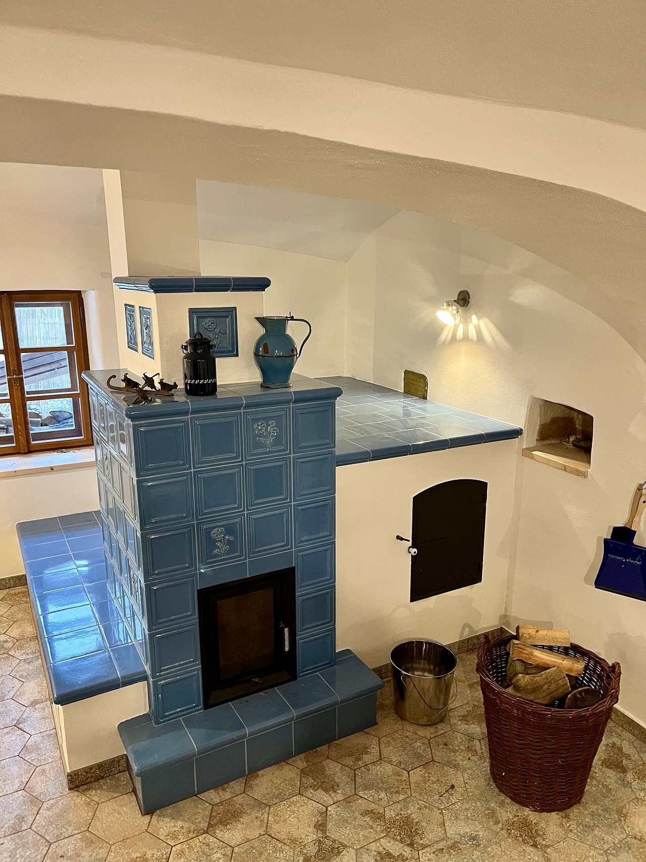 nově zrekonstruovaná část chalupy - kachlová kamna