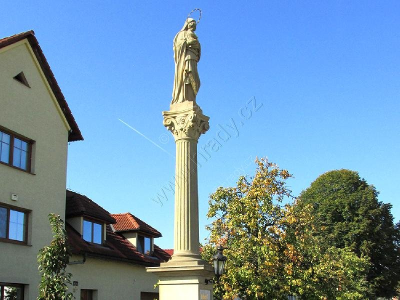 nový sloup se sousoším Panny Marie s dítětem