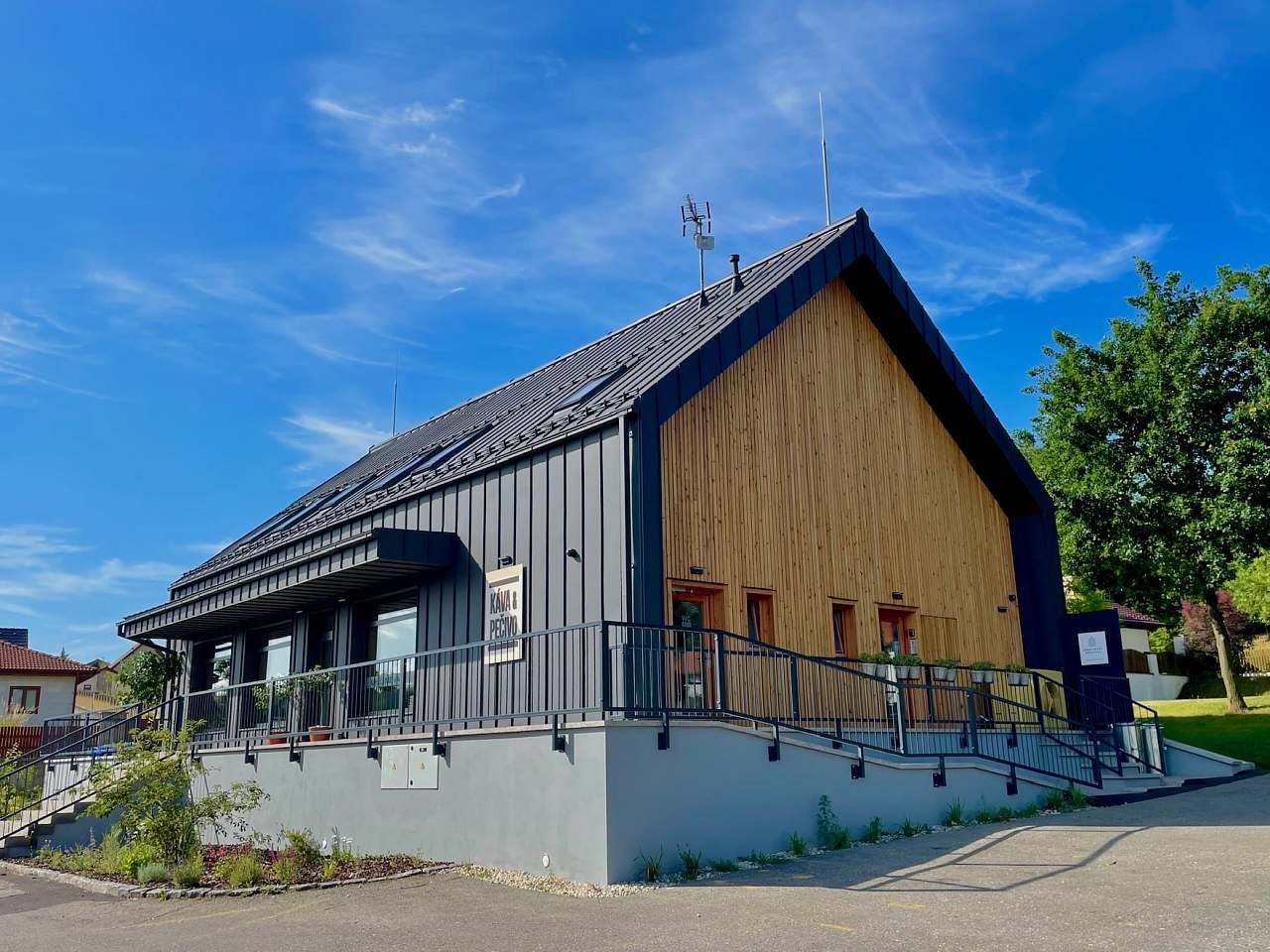 Objekt apartmánů s kavárnou