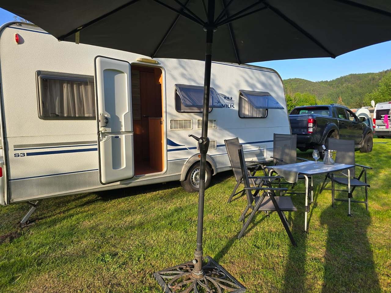 Obytný karavan u vody