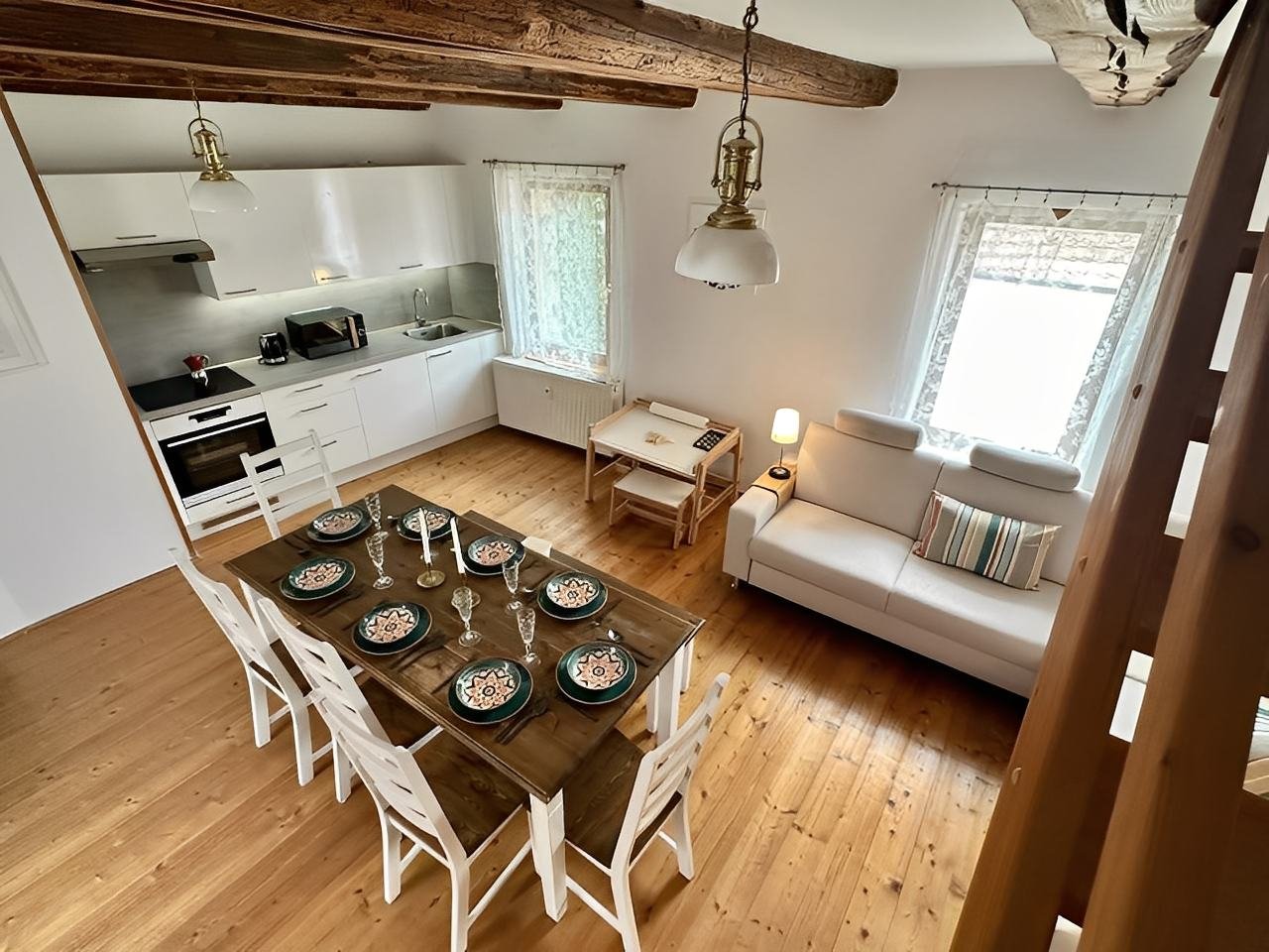 Obývací místnost s kuchyní, dětským koutkem a rozkládací sedačkou 140x200