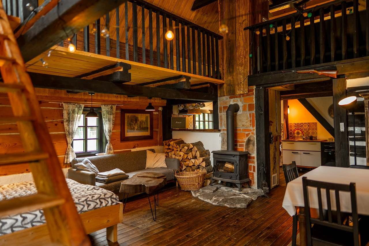 Obývací pokoj se stolem pro 4-6 osob