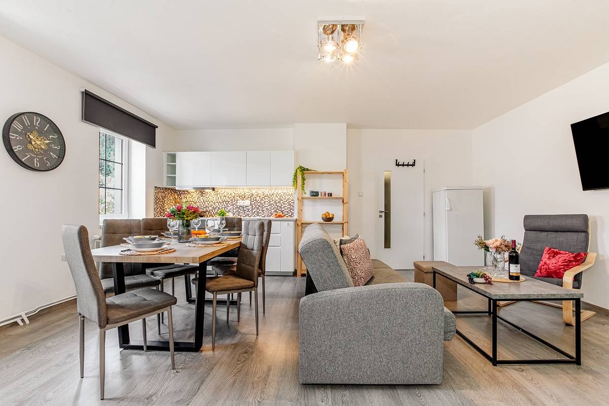 Obývací pokoj spojený s kuchyní a jídelním stolem