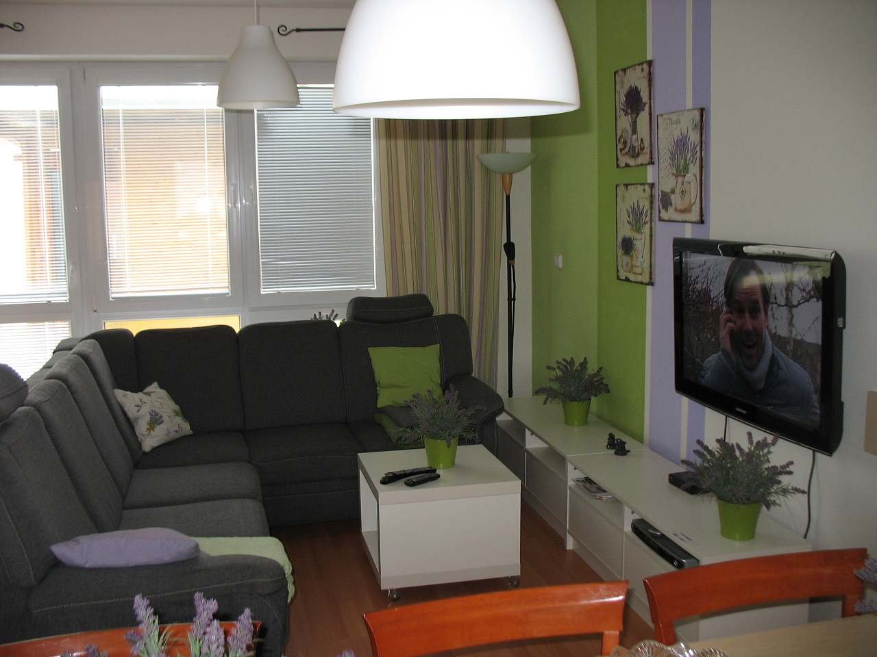 Obývák s jídelním stolem pro 8 osob