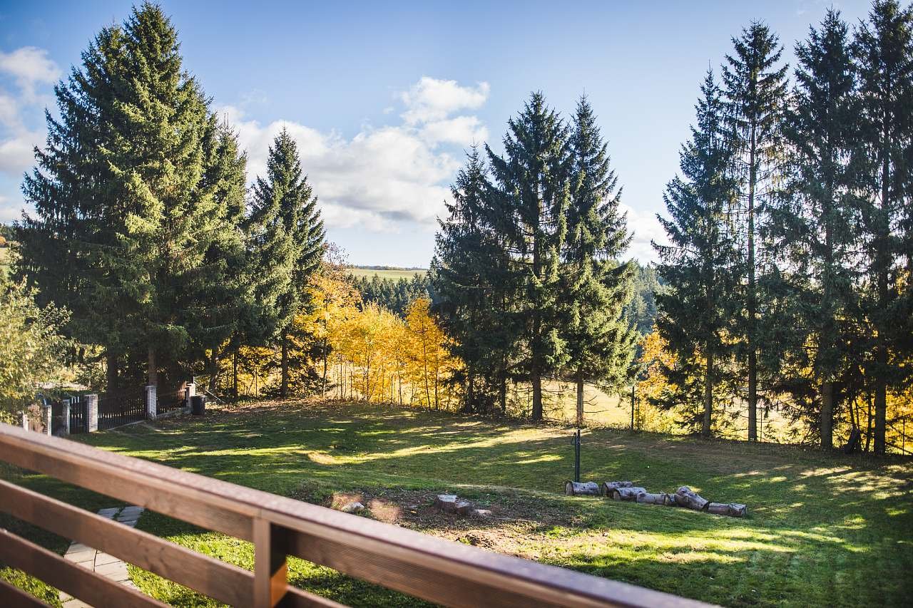 Oplocená zahrada s hřištěm