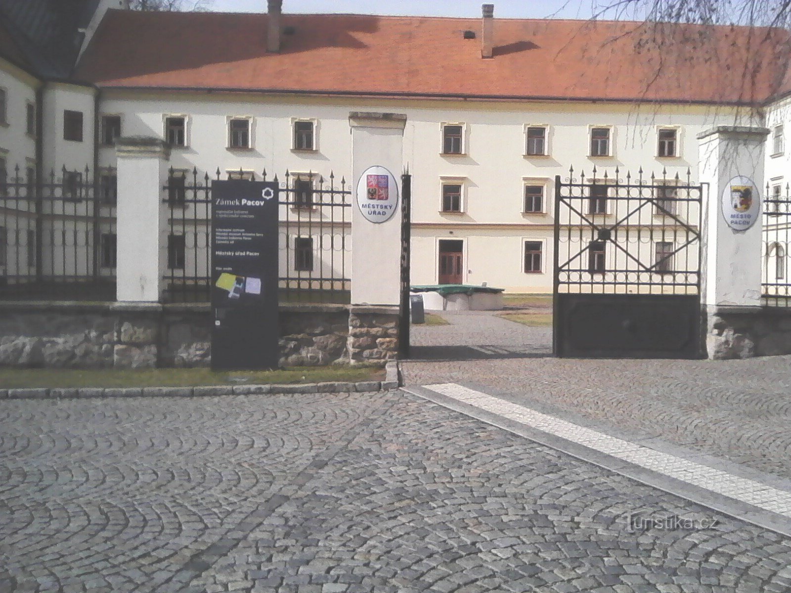 Pacovský zámek, kolem něj jsme dnes putovali.