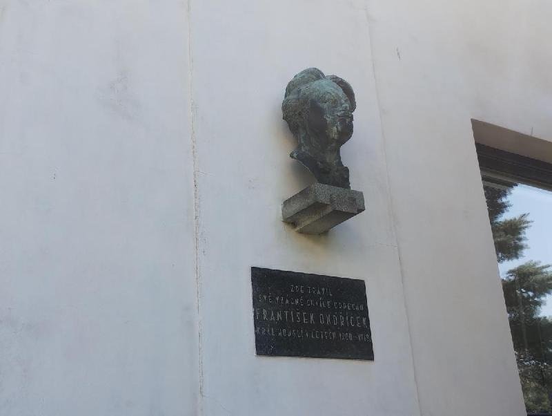 pamětní deska s bustou Františka Ondříčka