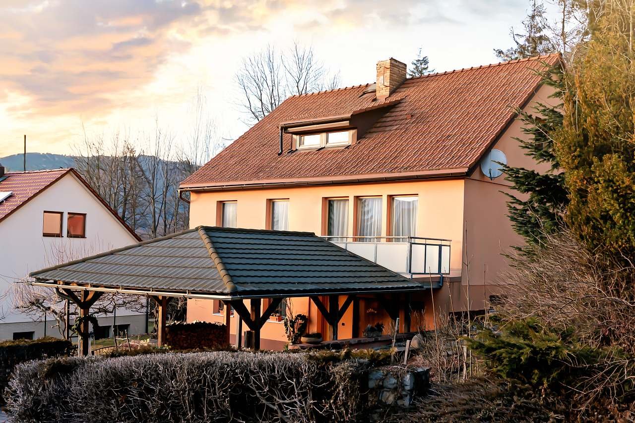 Parkování zdarma pod zastřešeným stáním.