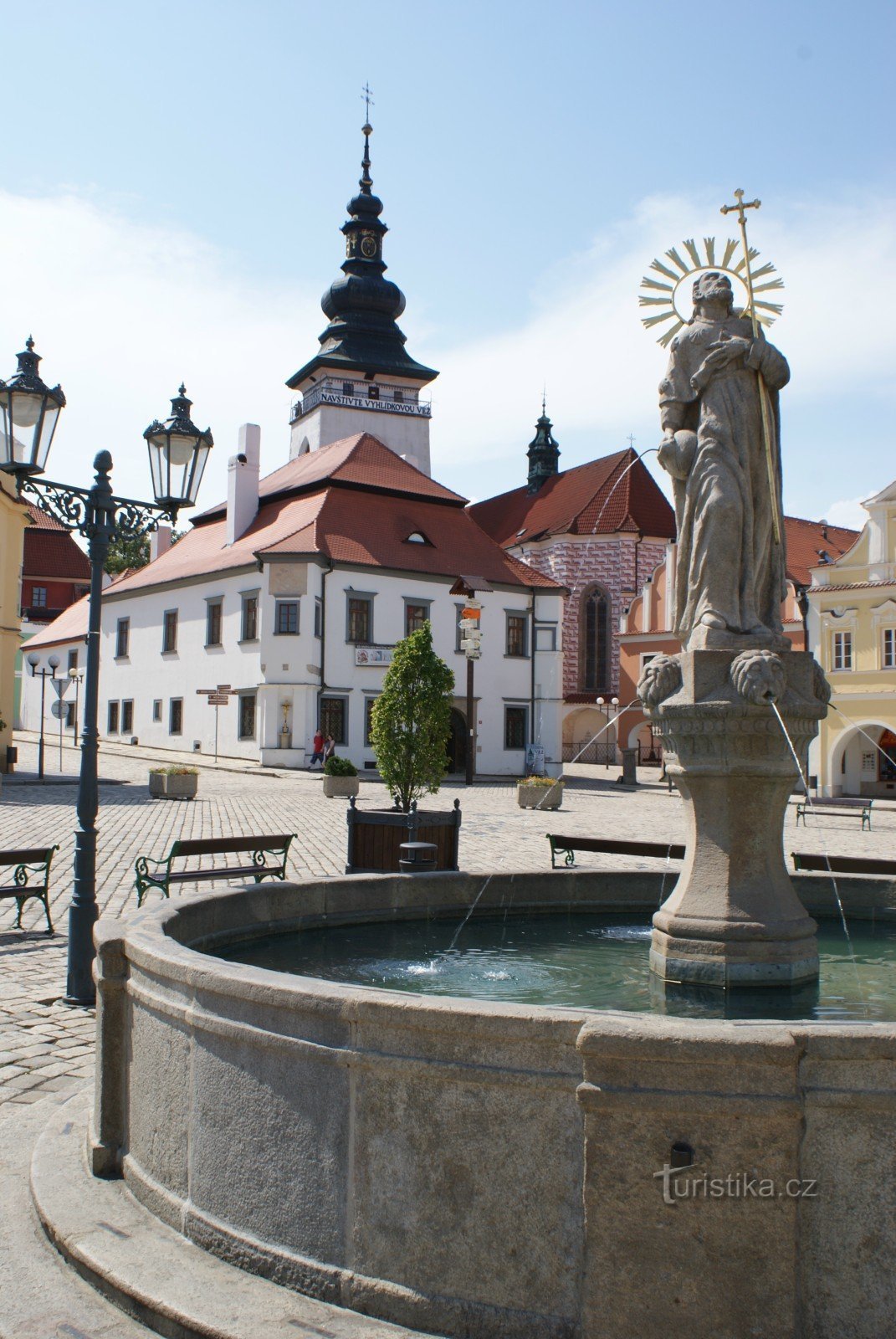 Pelhřimov – kašna se sochou sv. Jakuba Většího