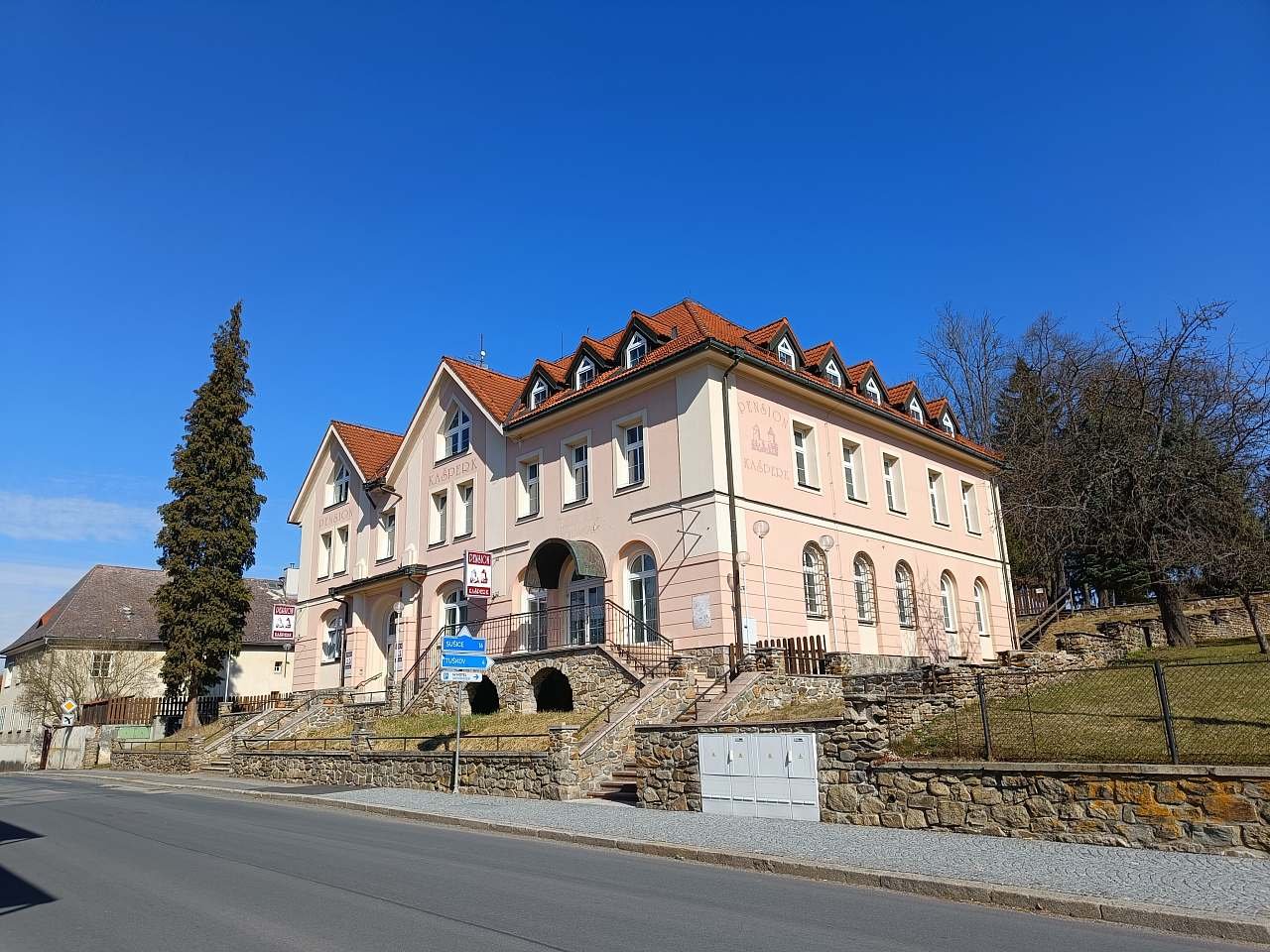 Penzion Kašperk je slunný penzion u hlavního centra města Kašperské Hory.