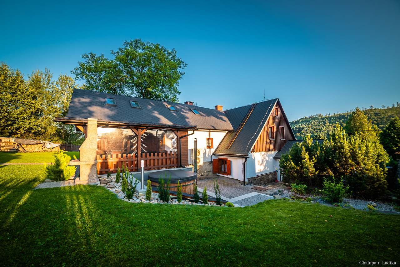 pergola s krbem a horký sud