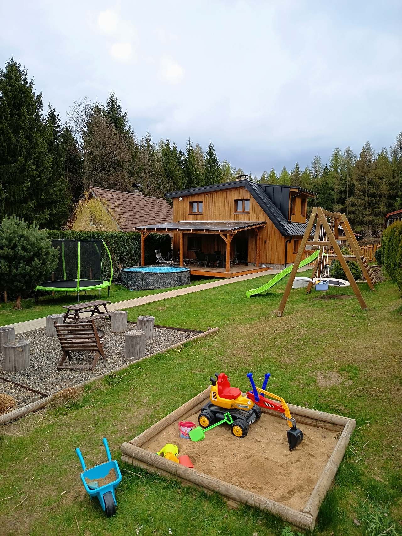 Pergola - zastřešené venkovní posezení