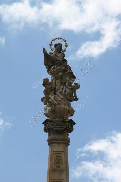 pilíř se sochou Panny Marie (Immaculata)