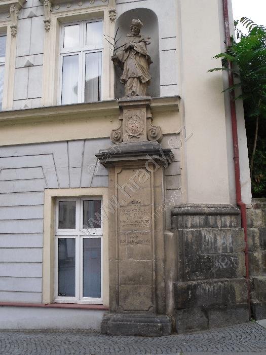 piliř se sochou sv. Jana Nepomuckého