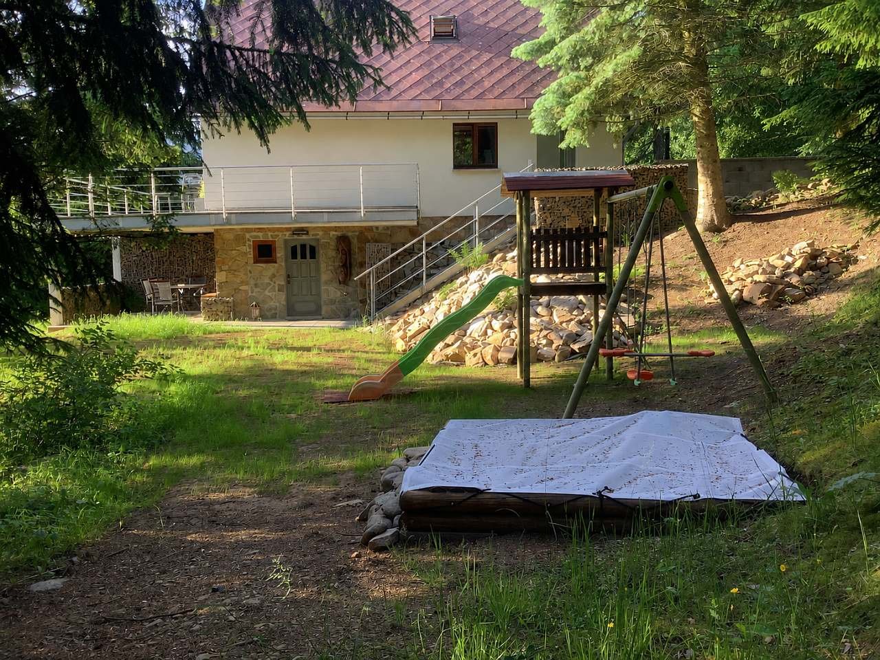 Pohled bezpečné dětské hřiště a chata