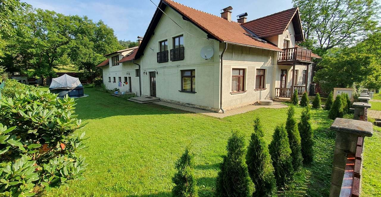 Pohled do zahrady z příjezdové cesty