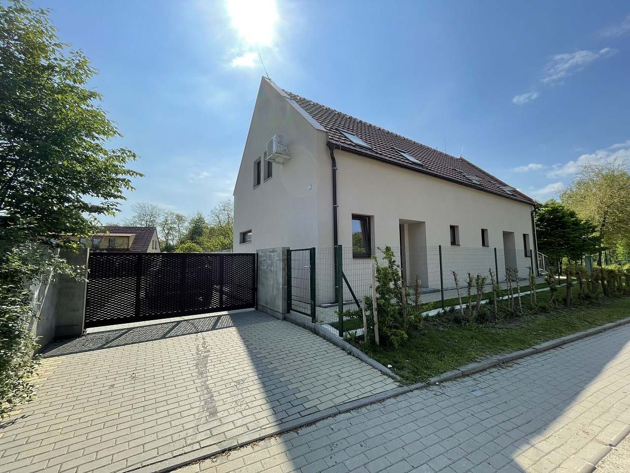 Pohled na budovu z přední části