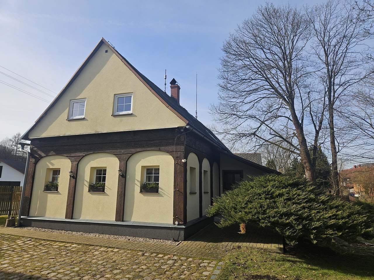 Pohled na chalupu a altán