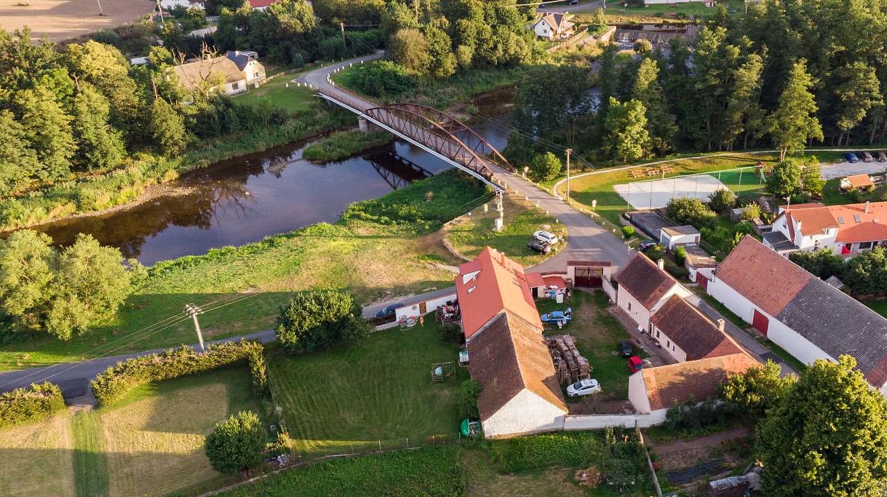 pohled na chalupu a na řeku