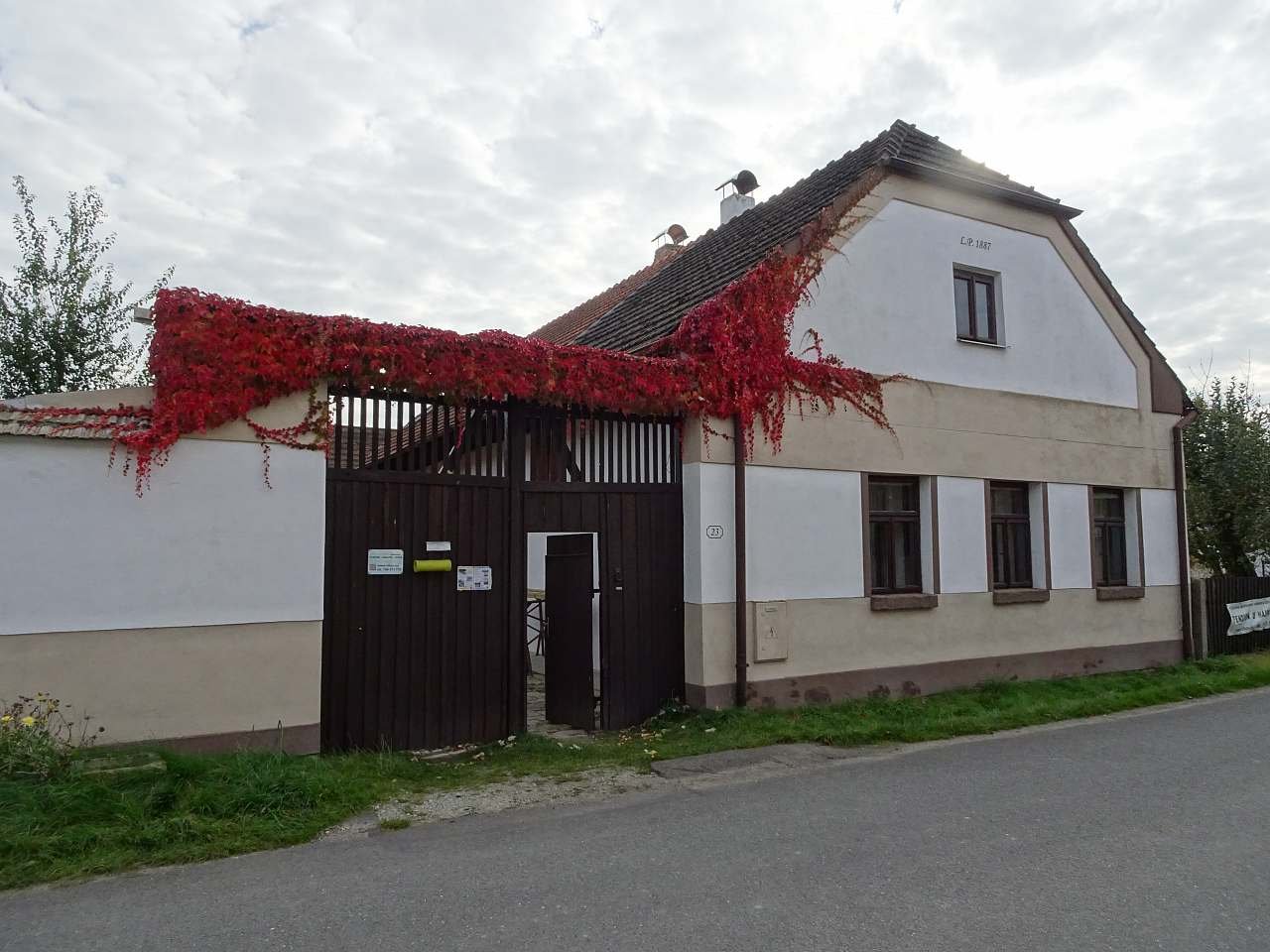 Pohled na chalupu z návsi