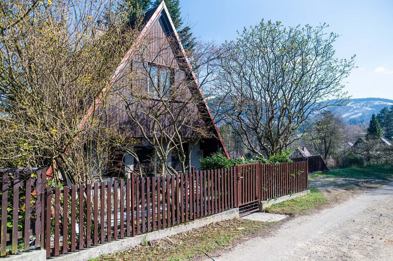 Pohled na chatku z příjezdové cesty.