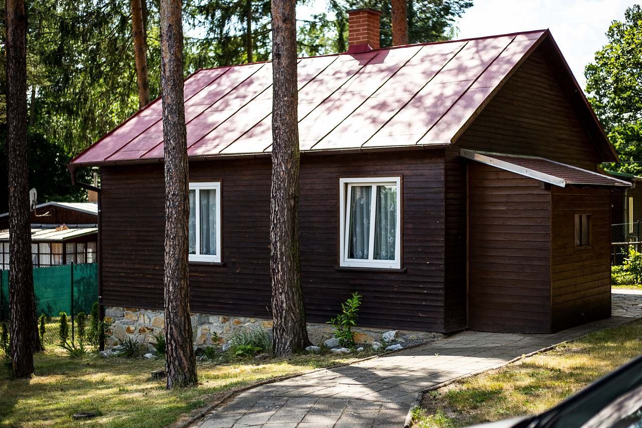 Pohled na chatu z parkoviště