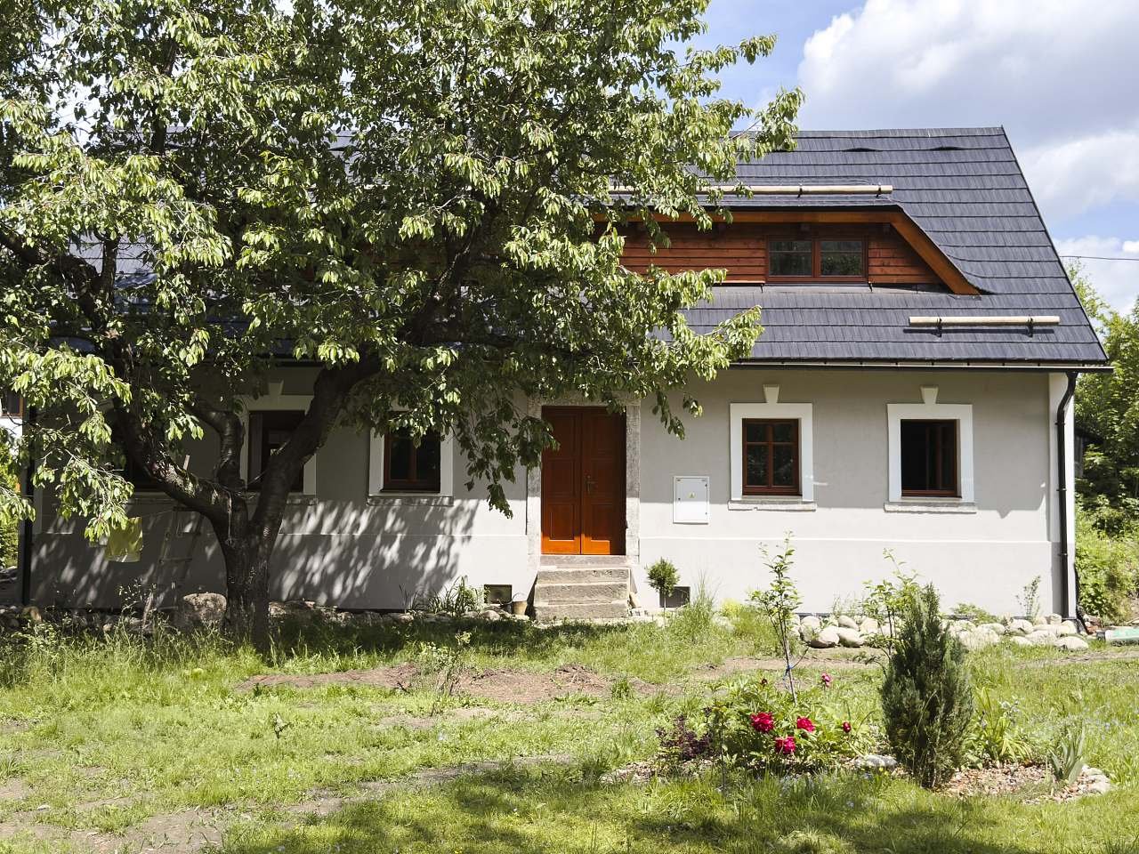 Pohled na dům a zahradu