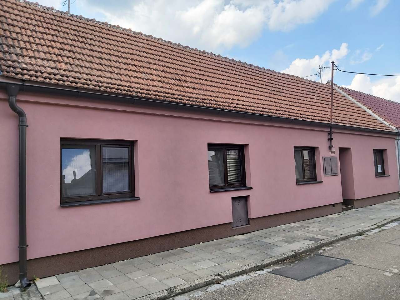 Pohled na dům z ulice