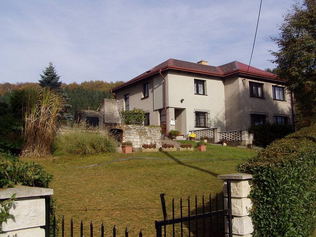 pohled na dům zepředu ,apartman v prvním patře