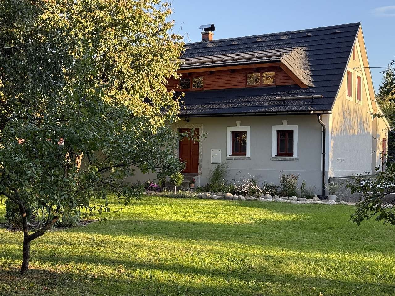 Pohled na hlavní vchod přes zahradu