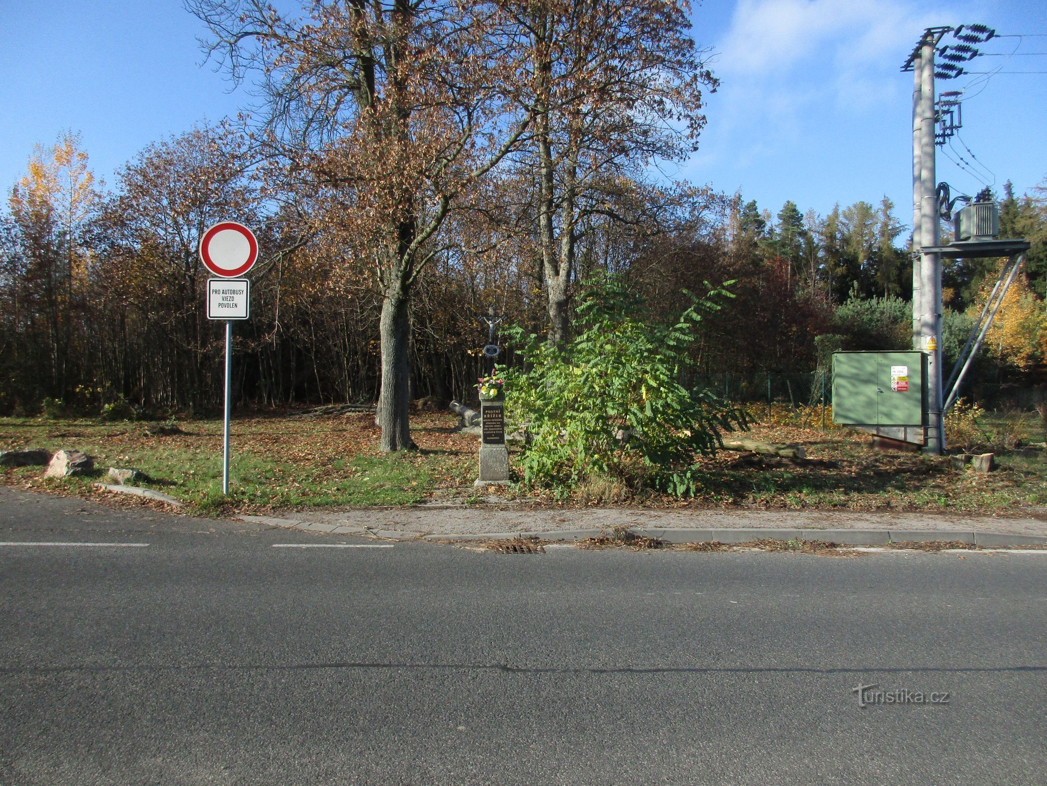 pohled na křížek z protější strany silnice