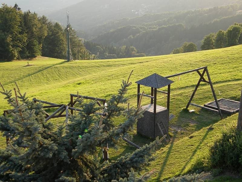 pohled na sjezdovku a houpačky z pokoje v podkroví