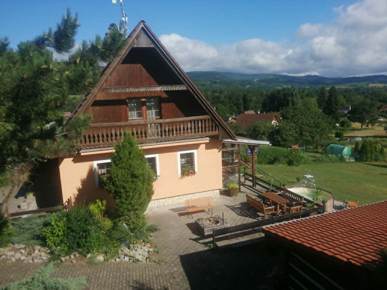 pohled na slunečnou terasu s bazénem