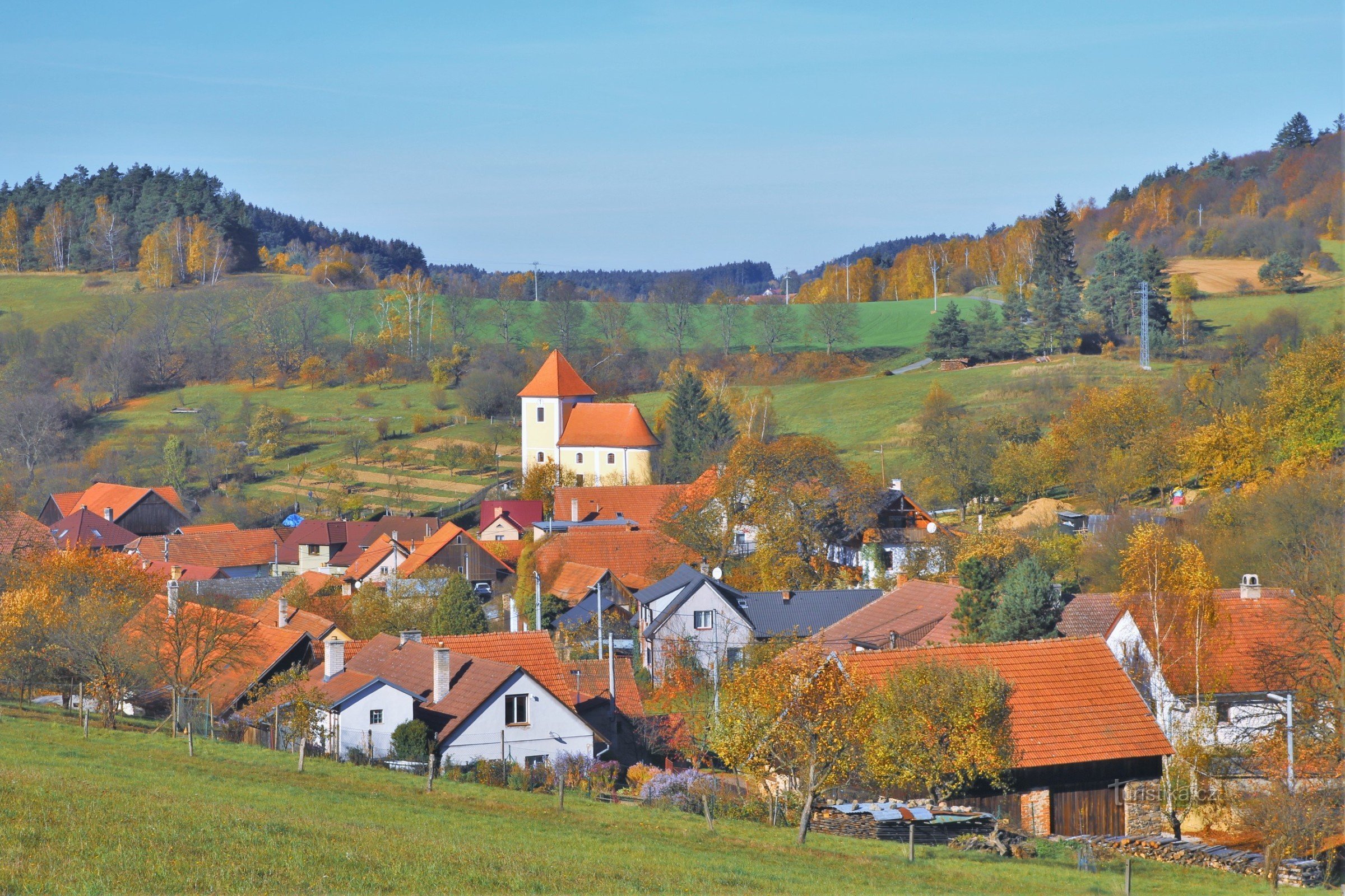 Pohled na Věžnou s dominantou kostela sv. Martina
