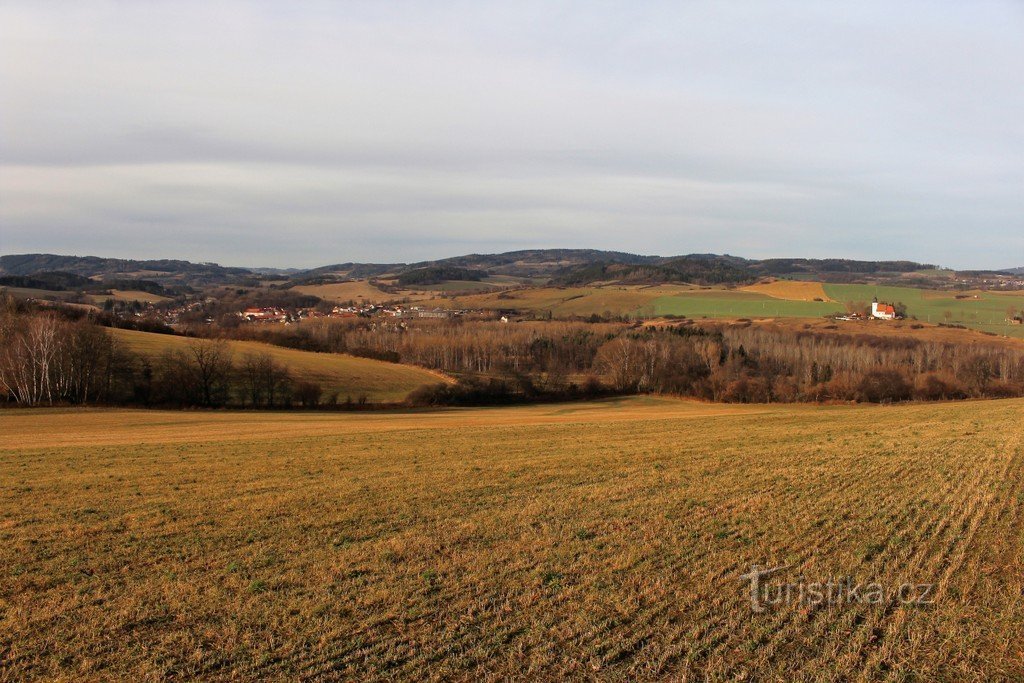 Pohled na Vidhošť a kostel na Zdouni