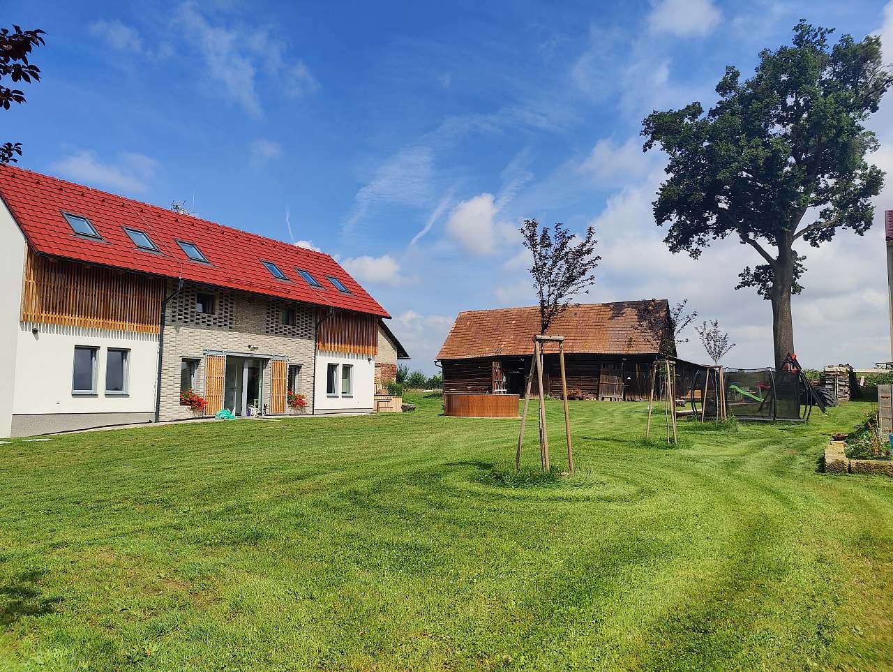 pohled na zahradu od vjezdu