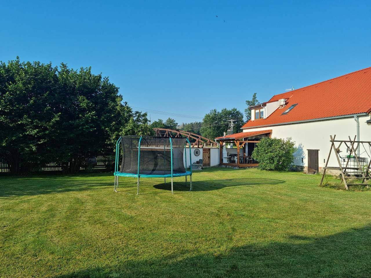 Pohled na zahradu s trampolínou