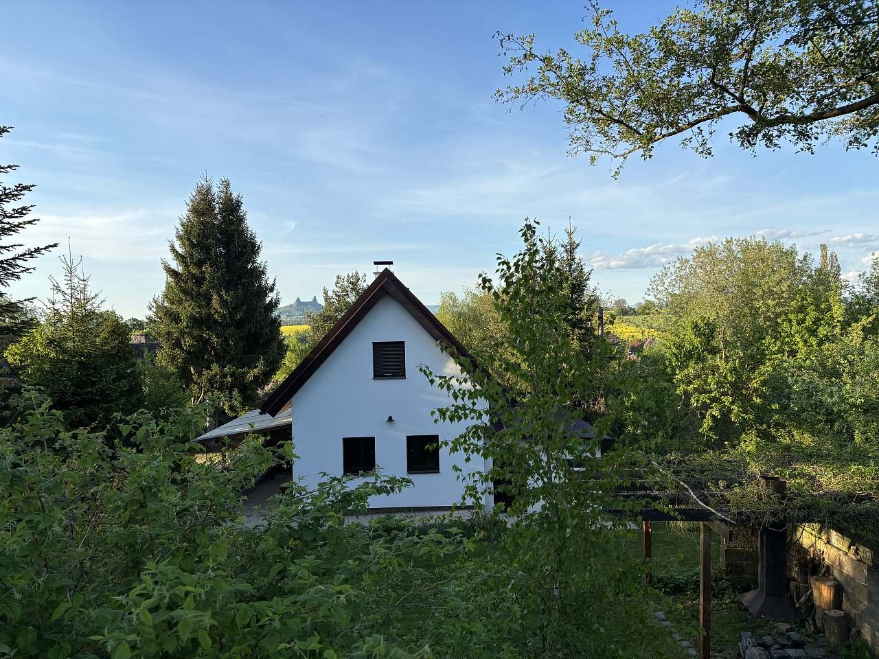 pohled od jihu s Troskami v dáli - jaro