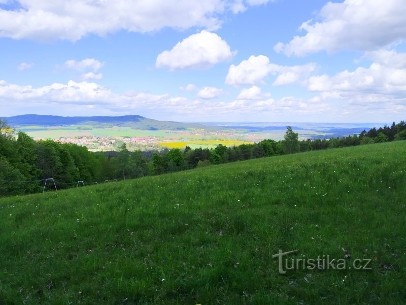 Pohled přes louku do Křemežské kotliny