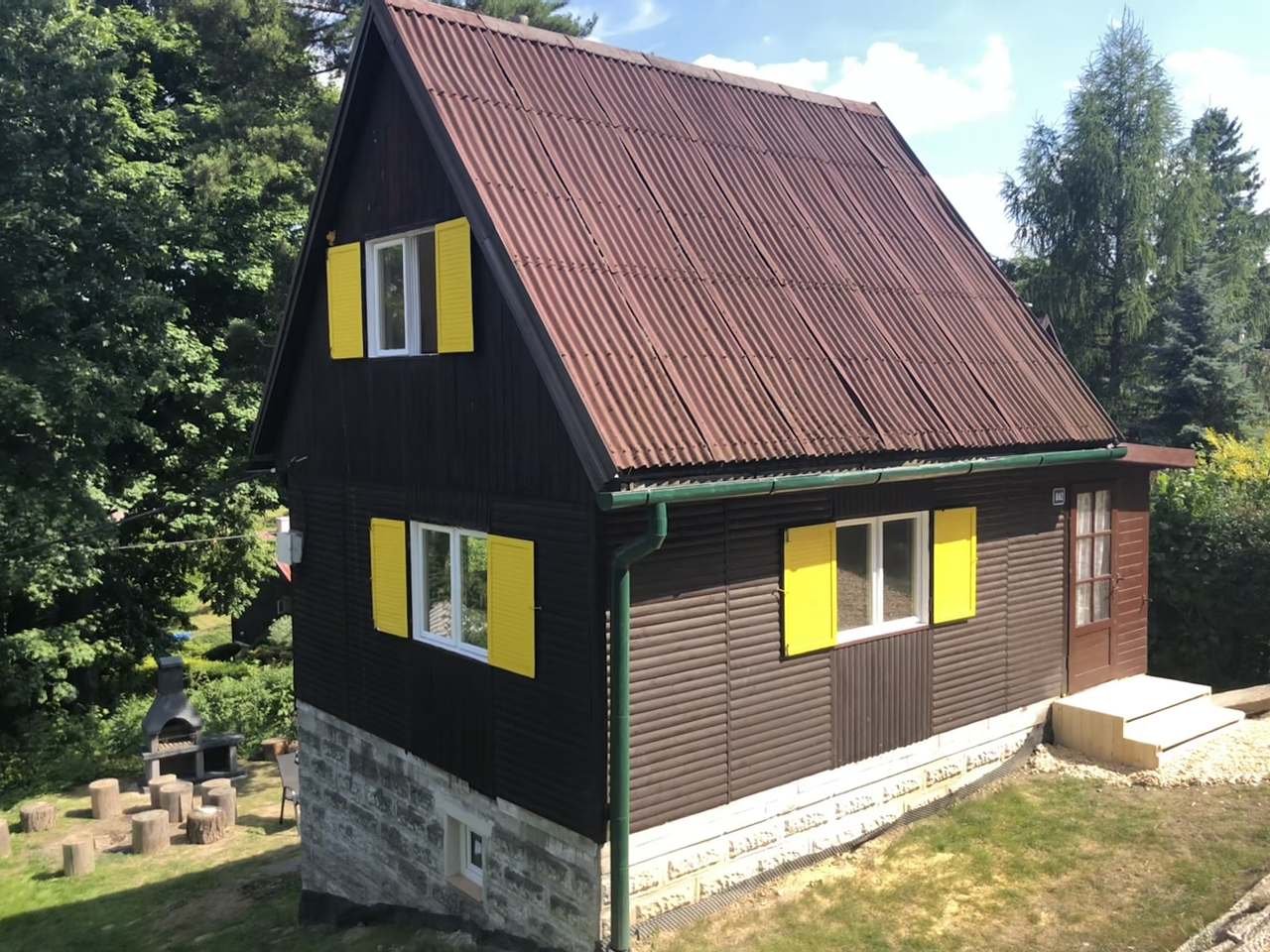 Pohled z horní části na chatu a ohliště s grilem