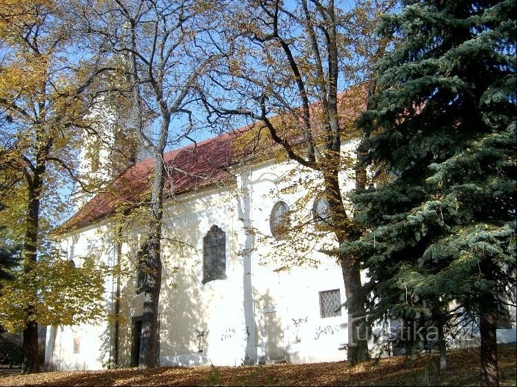 pohled z jihu: V roce 1994 byl zvenku i zevnitř opraven.