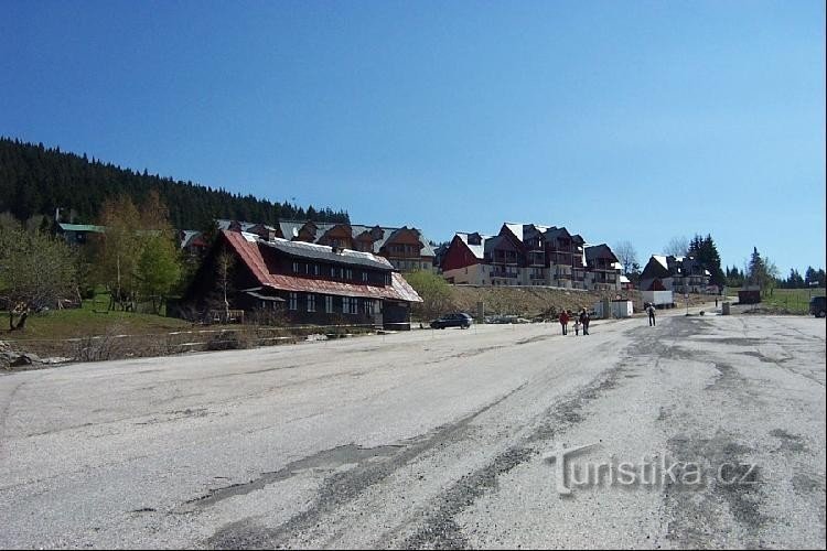 Pohled z parkoviště na nové bytové domy