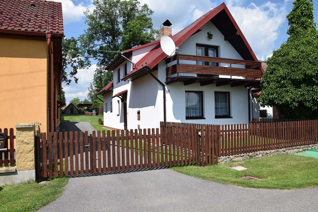 Pohled z příjezdové cesty