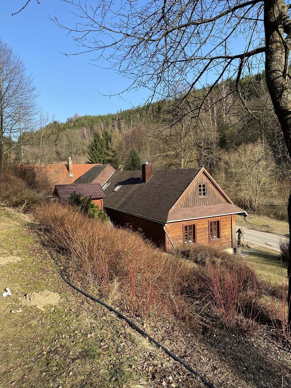 pohled z terasovité zahrady