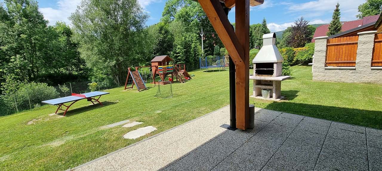 Pohled z terasy a venkovní gril u Kalimera B