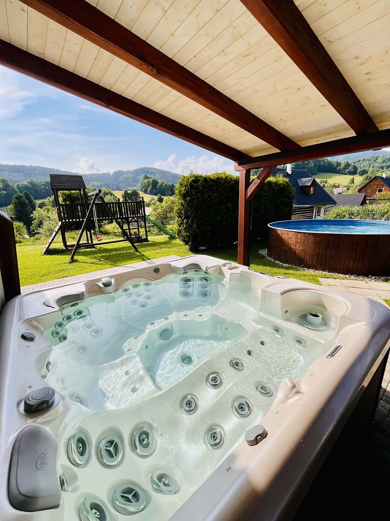 Pohled z terasy na bazén 7/25