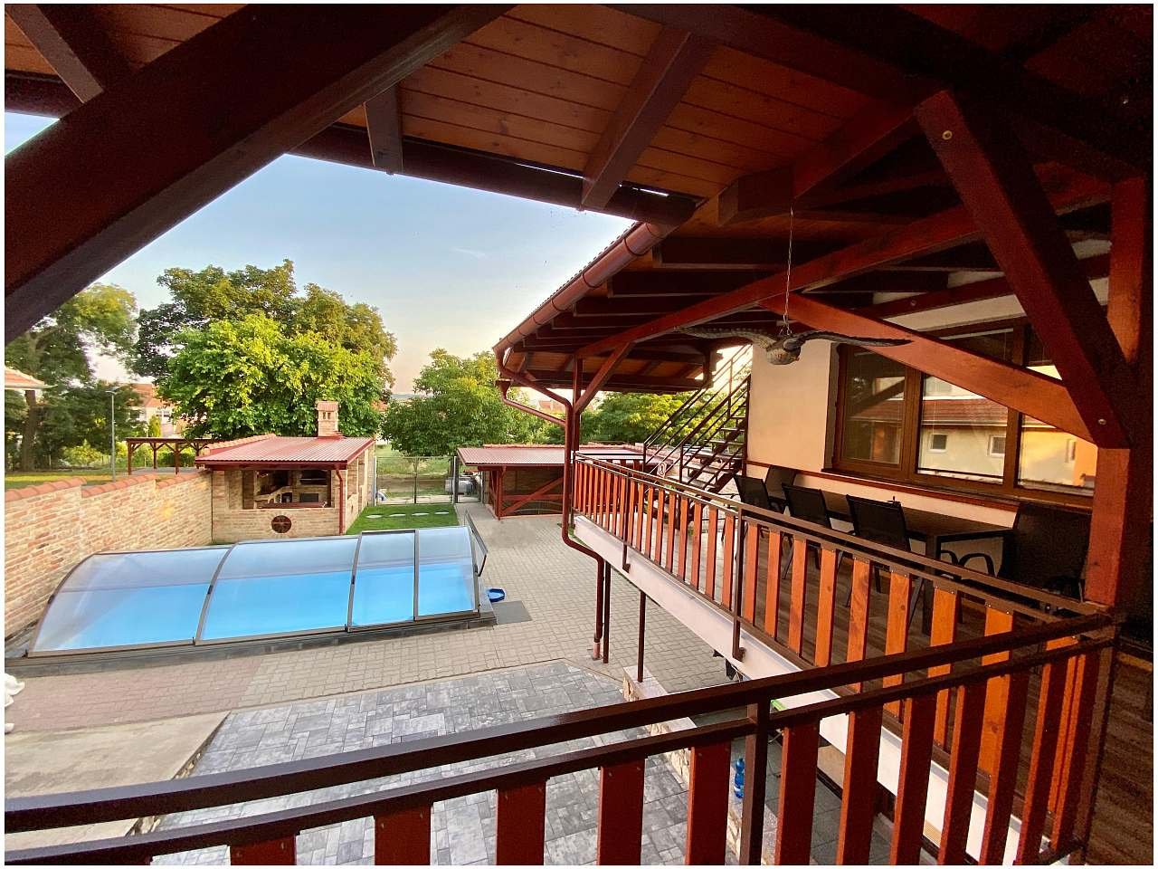 Pohled z terasy na bazén,posezení u grilu a vinný sklep