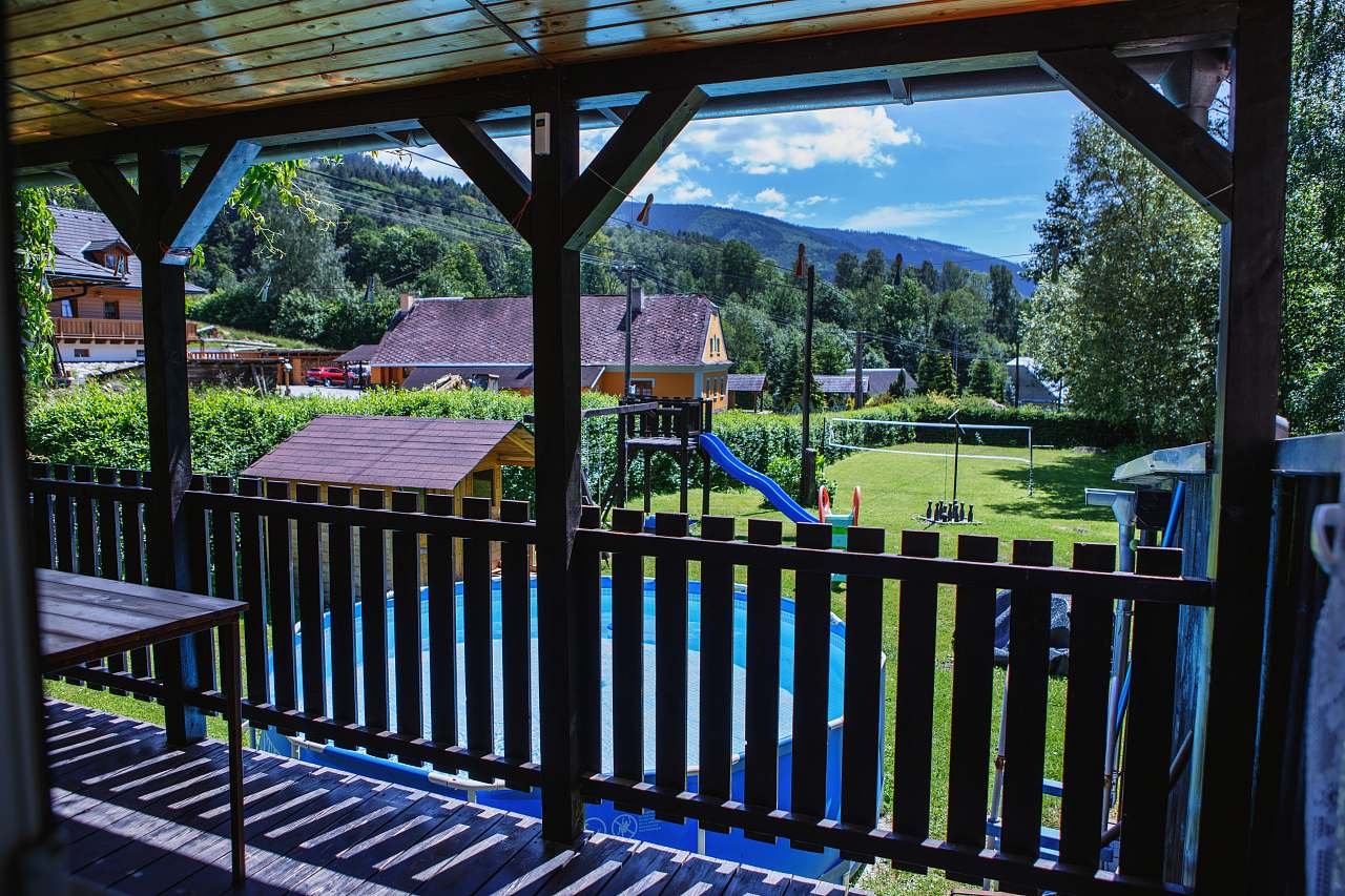 pohled z terasy na zahradu