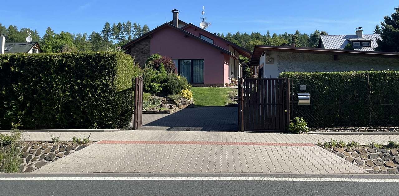 Pohled z ulice při Vašem příjezdu